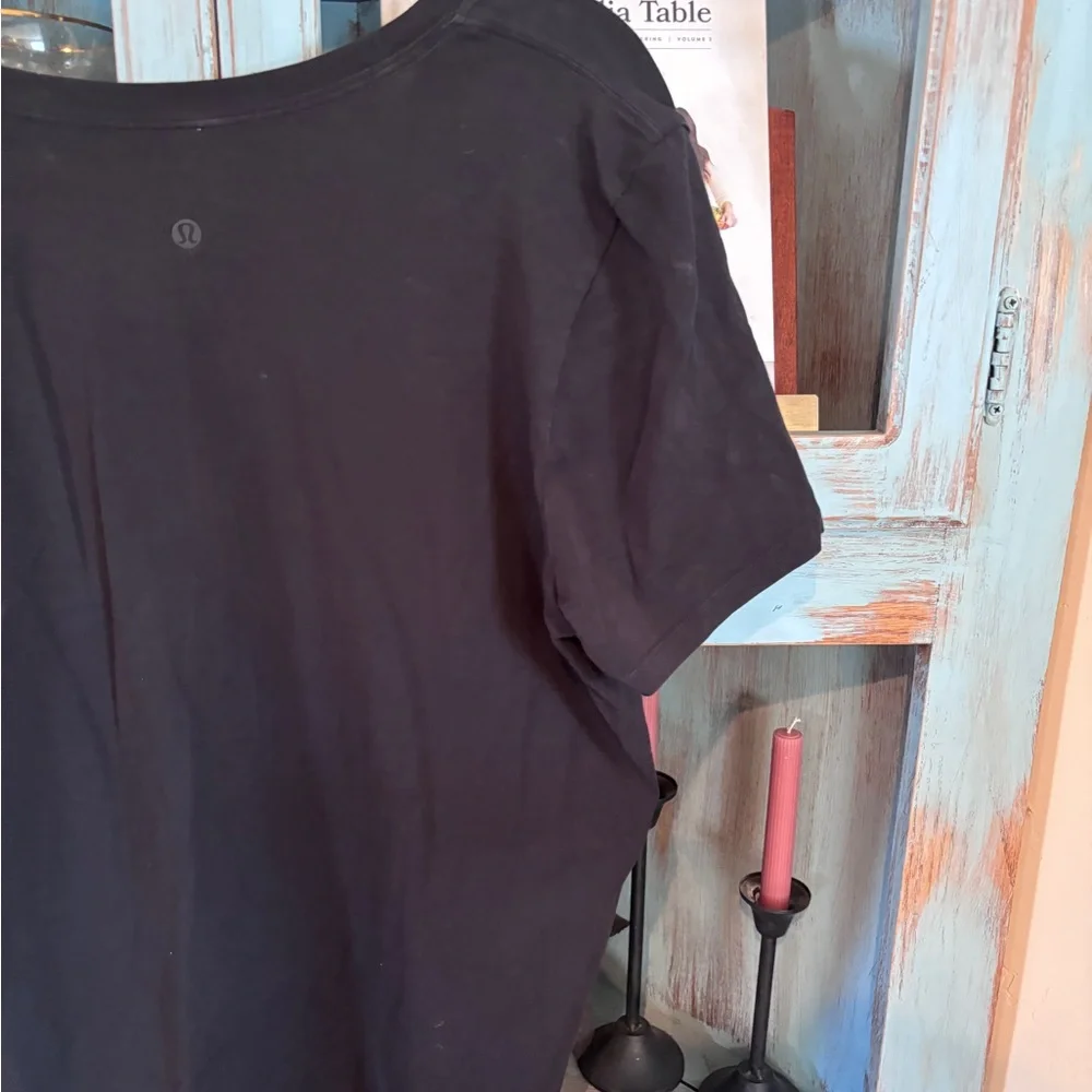 Lulu size 10.  V neck t shirt - Picture 5 of 8